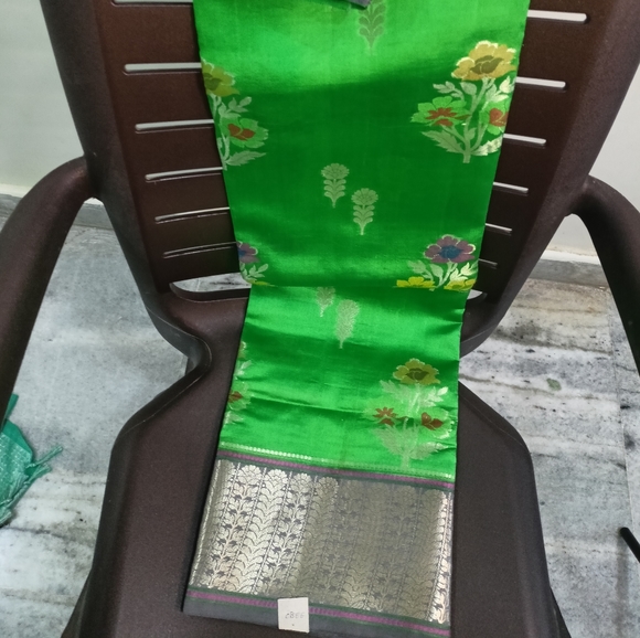 Green pure kanchi silk saree with dark Ash weaving pallu .excellent collection - Picture 4 of 8
